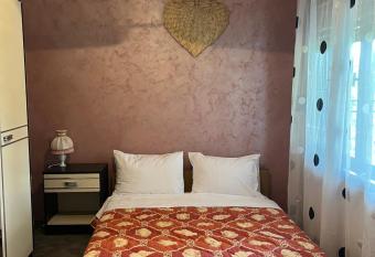 Vr  in vintage pool Spa house has rooms with a private hot tub