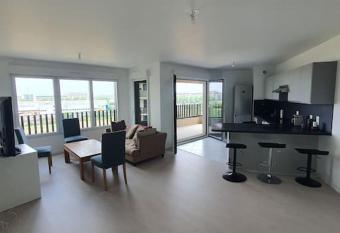 Nice apartment very close to Paris has Balcony rooms