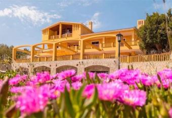 Villa Golf Sitges has Balcony rooms