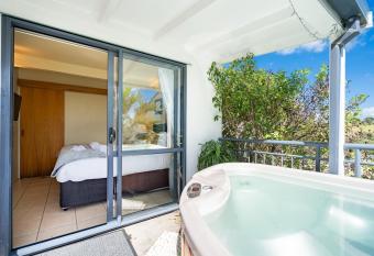Paradise Palm Beach,HotTub,DbleKayak,SKY,Wifi&Car? has rooms with a private hot tub