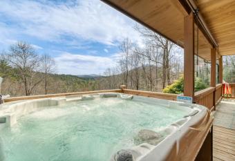 Rocky Top Cabin Peaceful Retreat and Hot Tub plus BBQ has Balcony rooms
