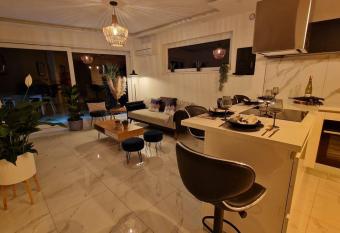 AOG PRESTIGE logement neuf avec SPA et   cran de cin  ma en rez de jardin allows 18 year olds to book a room