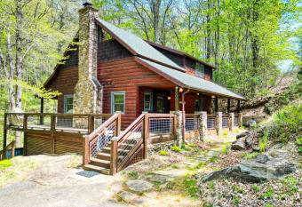 Ruhewald Cabin Near Gooch Falls with Hot Tub and BBQ has Balcony rooms