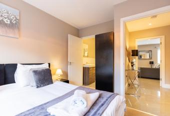 Velvet 2-bedroom apartment, Conduit Lane, Hoddesdon has Balcony rooms