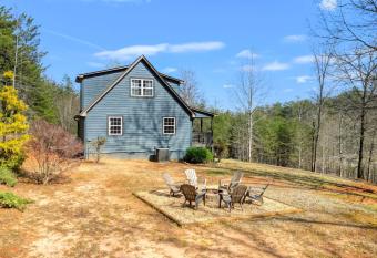 White Tail Cottage Near Wineries Hiking Dahlonega has Balcony rooms