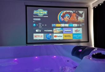 LE REVE SPA/SAUNA   CRAN CIN  MA COLMAR CENTRE has rooms with a private hot tub