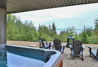 Cabine A has rooms with a private hot tub