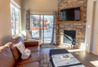 2BR Riverside Chalet Near Trails has rooms with a private hot tub