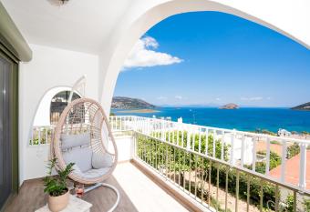 Endless Blue has Balcony rooms