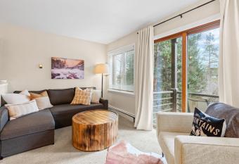 Modern 1 BDR Mountain Escape Stunning Location has rooms with a private hot tub