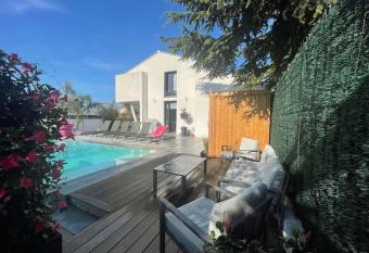 Splendide villa, piscine miroir allows 18 year olds to book a room