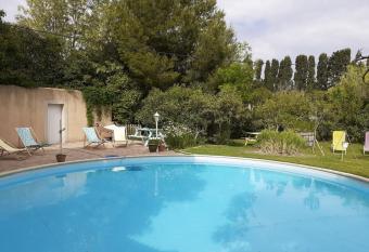 Petit Mazet PROVENCE allows 18 year olds to book a room