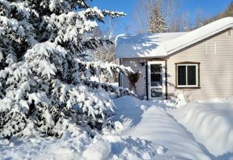Chalet Falaise by Chalets NABU has Balcony rooms
