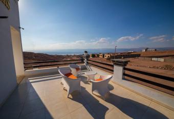 AQABA PRO DIVERS has Balcony rooms