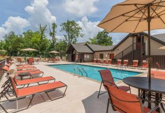 NEW 3 BR Apt ADA compliant Sleeps 8 allows 18 year olds to book a room