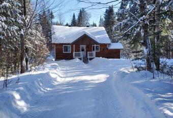 Chalet Rivi  re - Cozy - Bord de rivi  re - Petit d  jeuner bio - Romantique has Balcony rooms