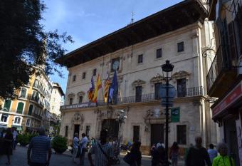 Apartamento Plaza Espa  a allows 18 year olds to book a room