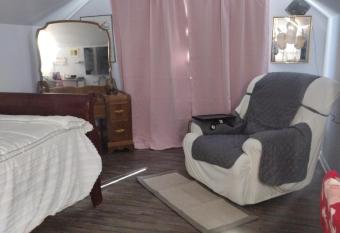 cozy place second floor allows 18 year olds to book a room