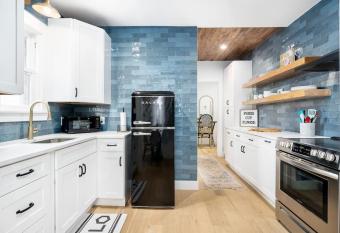 The Birdhouse - Hot Tub Pool & Fire Pit has rooms with a private hot tub