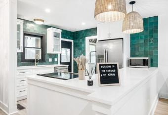 Emerald On Acorn - Hot Tub & Fire Pit has rooms with a private hot tub