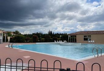 Maison au pied du Mont-Ventoux dans Village Vacances has Balcony rooms