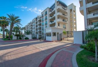 Condo Paraiso - Luxurious new condo 300mt from the beach allows 18 year olds to book a room