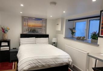 Lux Double Bed Studio by town & beach allows 18 year olds to book a room