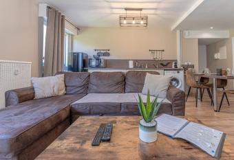 Le familial de Pompidou has Balcony rooms