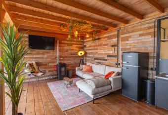 De luxe overkapping allows 18 year olds to book a room