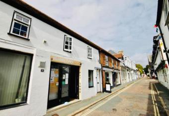 Apartment with Roof Terrace - Centre of Yarmouth has Balcony rooms