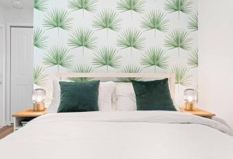 Palm Cottage Tiny House Hideaway allows 18 year olds to book a room