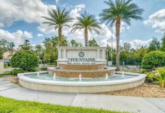 Shinning Star Luxury Living Stays has rooms with a private hot tub