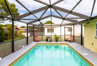 Marlin's Palm Oasis - Beach House, Amazing Pool, BBQ Area has Balcony rooms