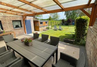 Doppelhaush  lfte in Perfekter Lage f  r Fahrradtouren - Haus Perrich has Balcony rooms