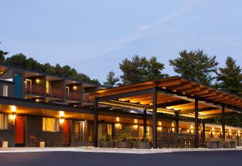 Rhode's Motor Lodge has Balcony rooms