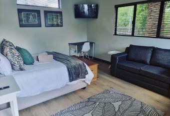 Palm On Rock - 1 bedroom,kitchenette & full bathroom. allows 18 year olds to book a room