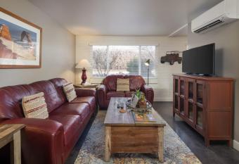 Downtown Cozy Home Base - Purple Sage 5 has rooms with a private hot tub