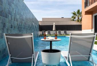 Villa Mimosa San Vicente del Raspeig allows 18 year olds to book a room