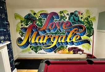 Seaside Bliss: Period Home, Games Room, Pool Table & Hot Tub has rooms with a private hot tub