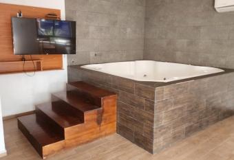 MOTEL PREMIER has rooms with a private hot tub