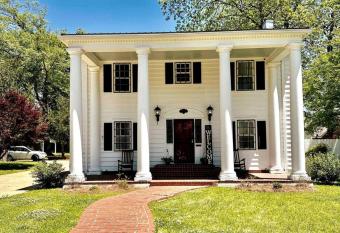 The Hooper House has Balcony rooms