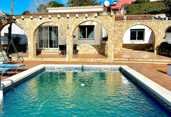 Villa casa with private swimming pool, 3km to sea allows 18 year olds to book a room