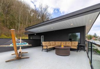 A Mountain Retreat with Views, Hot Tub & AC has rooms with a private hot tub