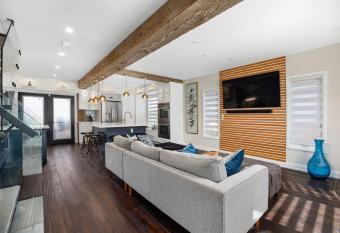 Modern & Rustic Dream House in Oshawa has rooms with a private hot tub