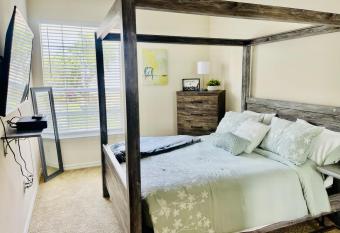 Relax and Unwind 2br 2ba King has rooms with a private hot tub