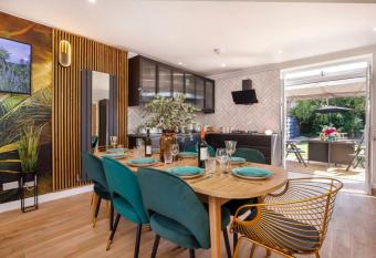 The Dodsworth modern 4 bedroom house, sleeps 8 has Balcony rooms