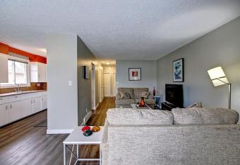 Cozy Bright 2BR Main Floor Beaverdam has Balcony rooms