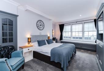 Villiers Hotel allows 18 year olds to book a room