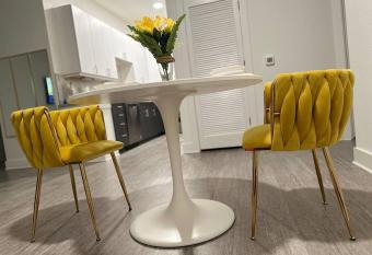 Canary House midtown w private entrance has rooms with a private hot tub