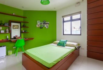 LIME: Grove area, 2 min walk to UPLB Gate has Balcony rooms